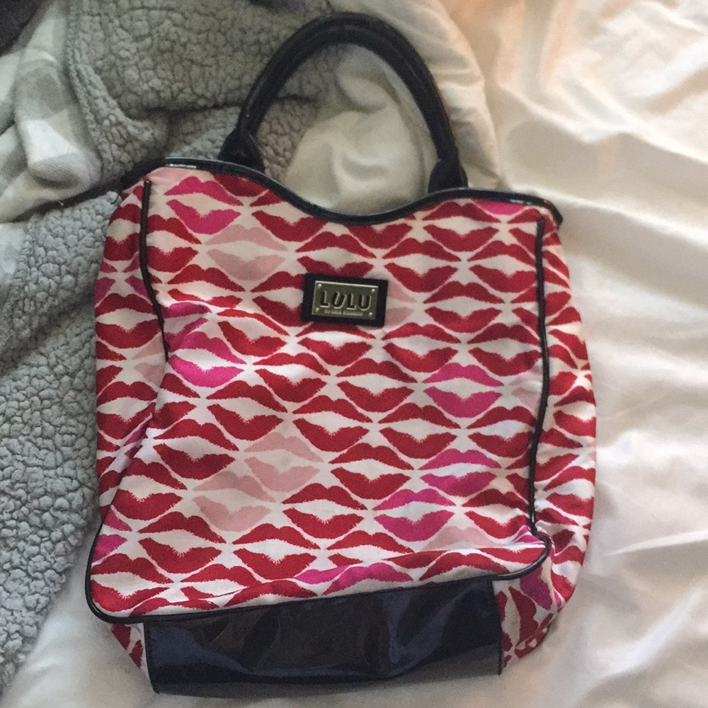 Lips purse